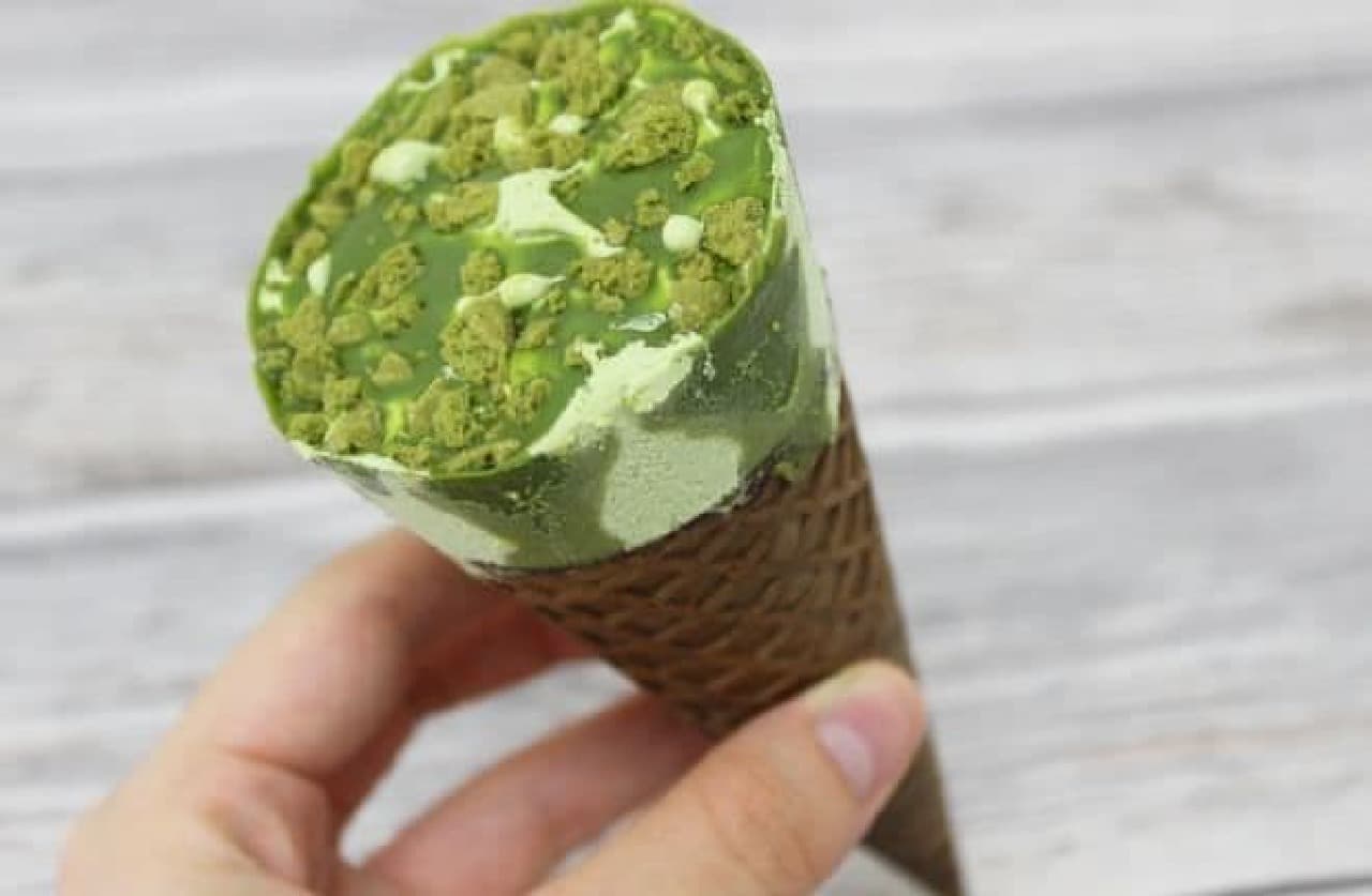 "Giant corn [adult matcha raw chocolate]" is an "adult" giant corn where you can enjoy a combination of matcha green tea.