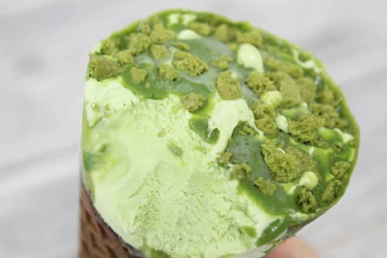 "Giant corn [adult matcha raw chocolate]" is an "adult" giant corn where you can enjoy a combination of matcha green tea.