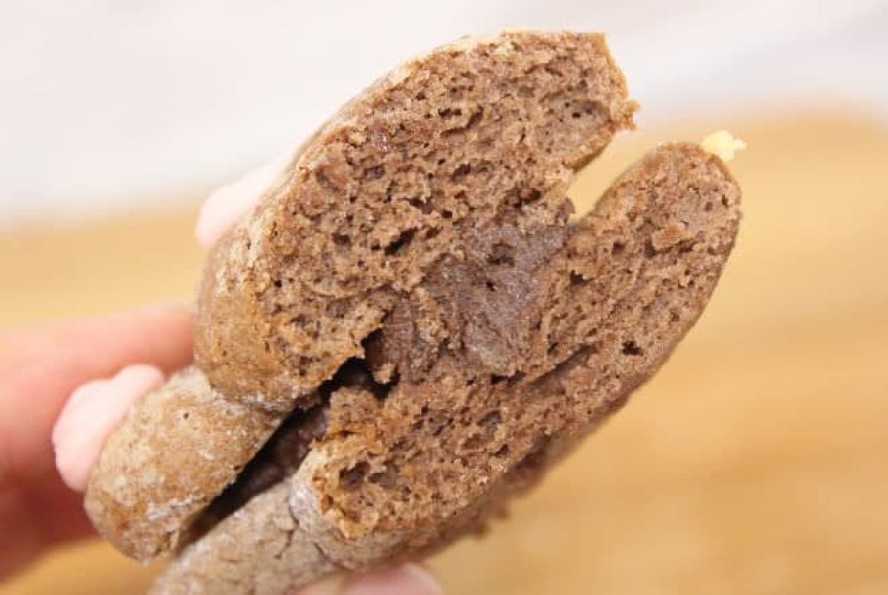 Iro-Nekonote (black)" is a chocolate cream sandwiched between two layers of cocoa powder dough.