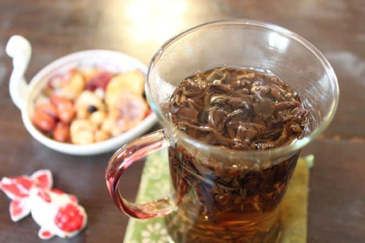 Chinese tea "Dongfang meiren" from the coffee shop "Kingyozaka" in Hongo Sanchome