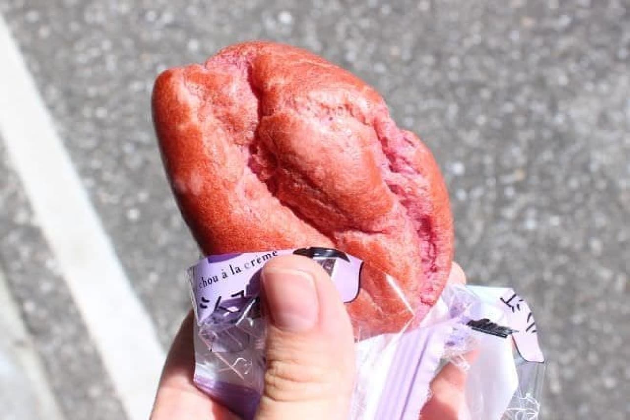 「小江戸川越シュー」は、なめらかなクリームが紫芋パウダー入りのシューで包まれたスイーツ