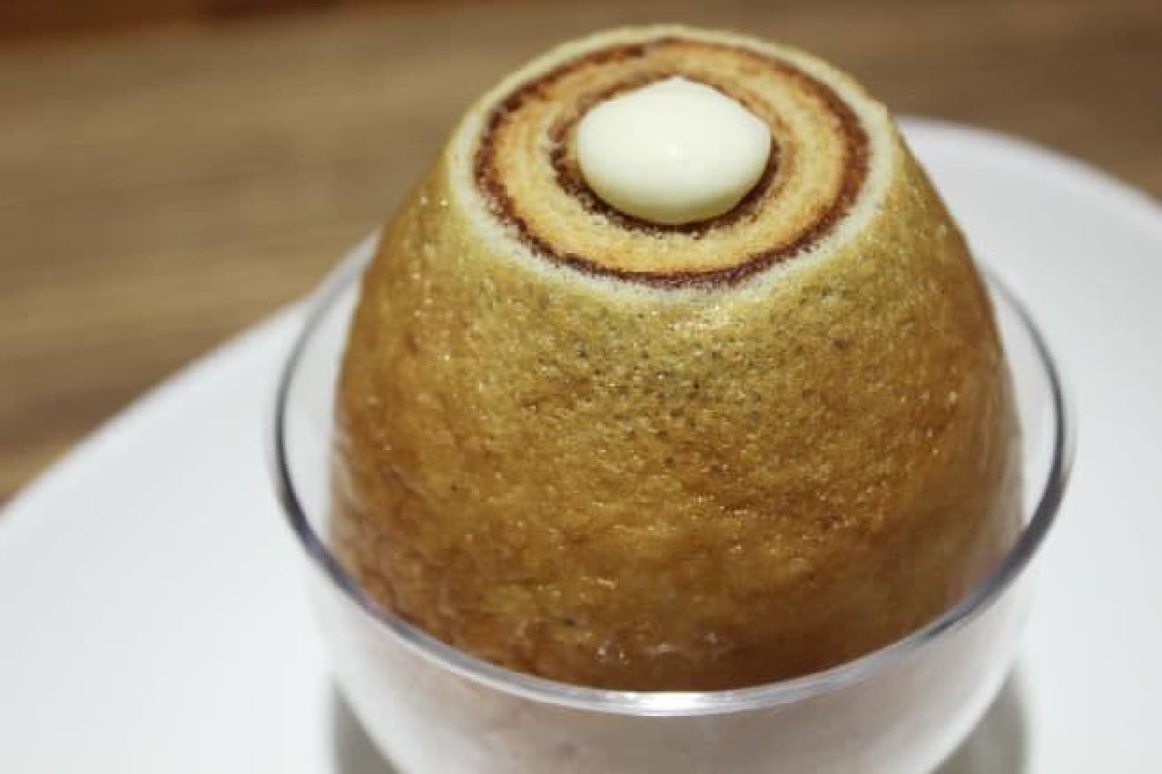 "Egg Baum" is a sweet with cream in Baumkuchen that looks like an egg.