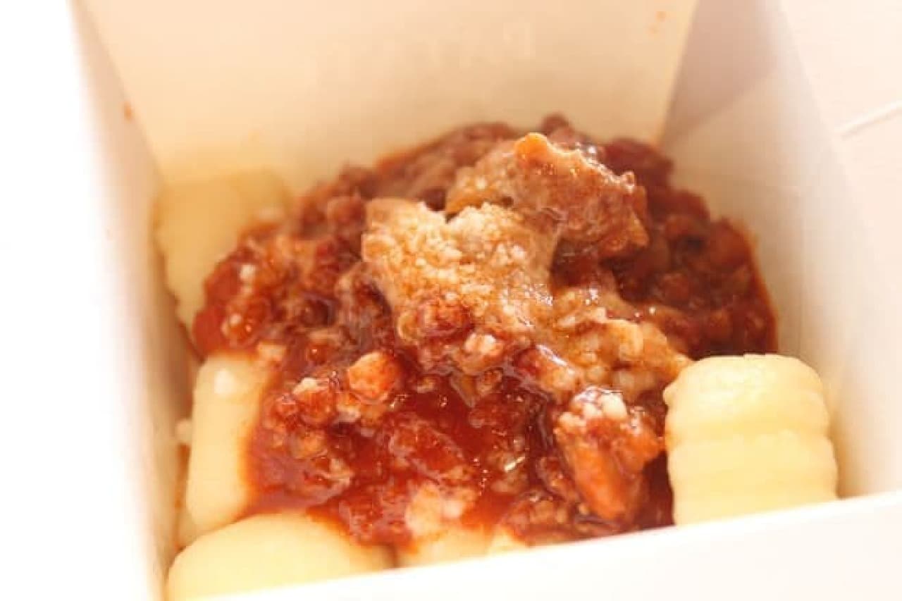 "Bolognese sauce gnocchi" is a gnocchi made by adding flour, eggs and butter to the potato "Kita Akari" from Hokkaido and carefully mixing it.