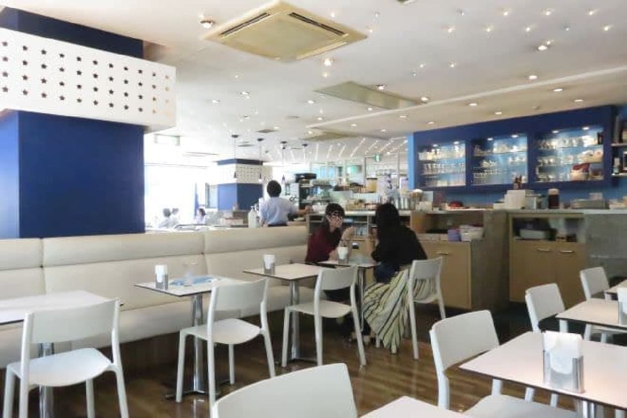 Interior of the cafe "Milky Way" on the 2nd floor of the building at the entrance of Ikebukuro / Sunshine 60th Street