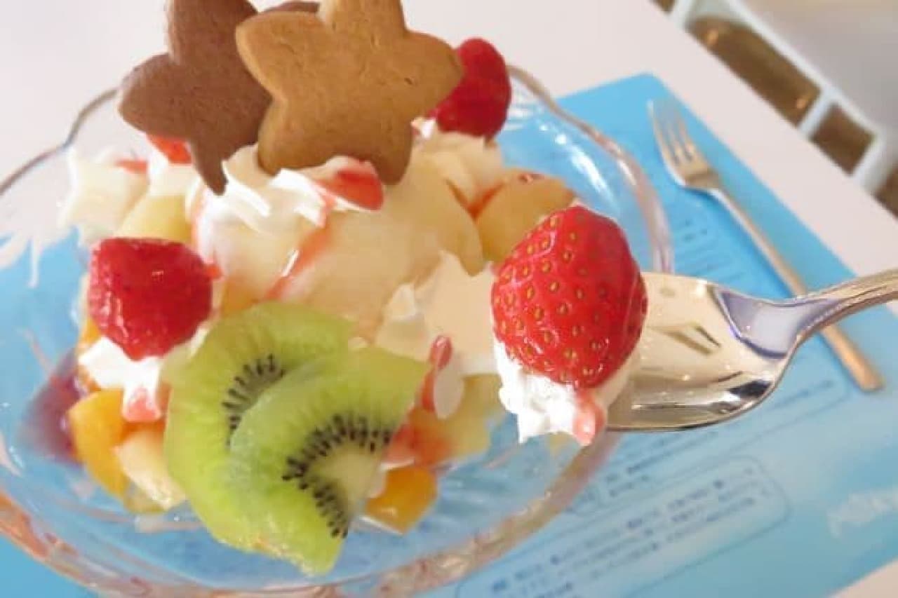A parfait offered at the cafe "Milky Way" on the 2nd floor of the building at the entrance of Ikebukuro / Sunshine 60th Street.