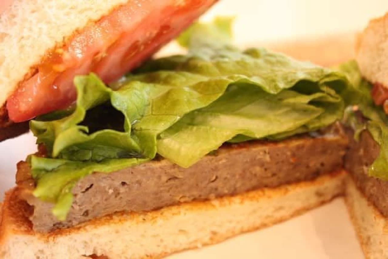 "Fermented aged Japanese black beef burger" is a burger with patties, tomatoes and green leaves sandwiched in a special bun of whole grain powder.