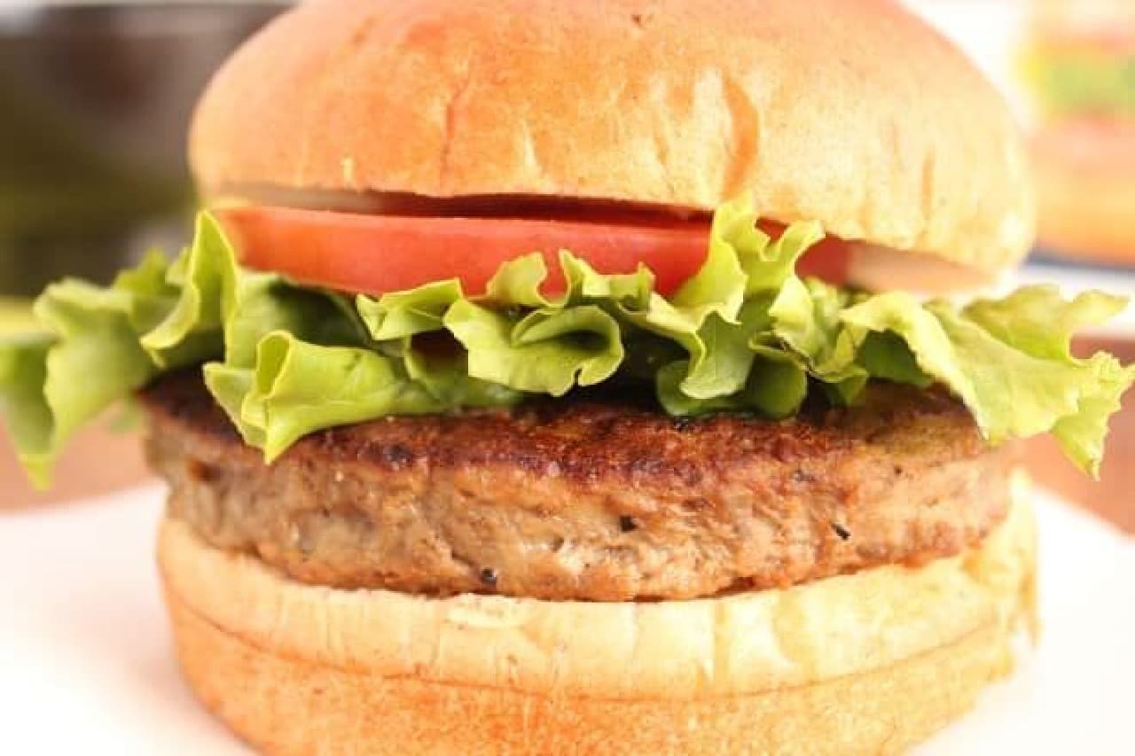 "Fermented aged Japanese black beef burger" is a burger with patties, tomatoes and green leaves sandwiched in a special bun of whole grain powder.