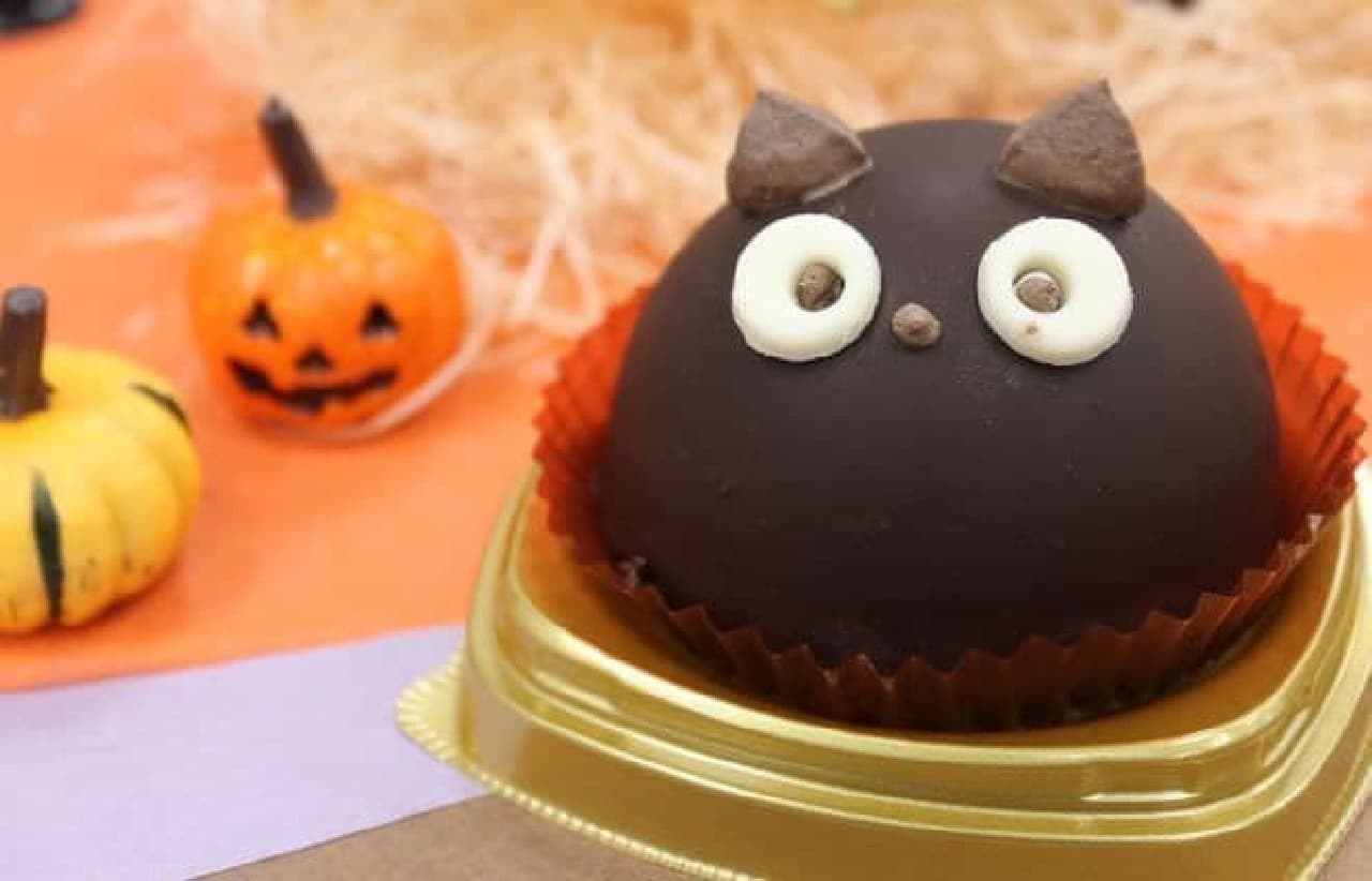 The black cat chocolate cake is a cake inspired by the popular black cat as a Halloween character.