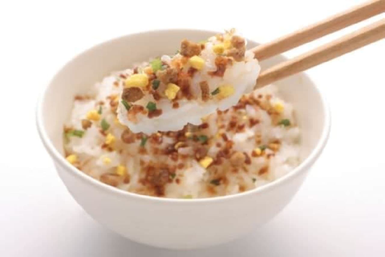 Cup noodle sprinkle is a sprinkle that expresses shrimp, mysterious meat, eggs, green onions, and all the ingredients.