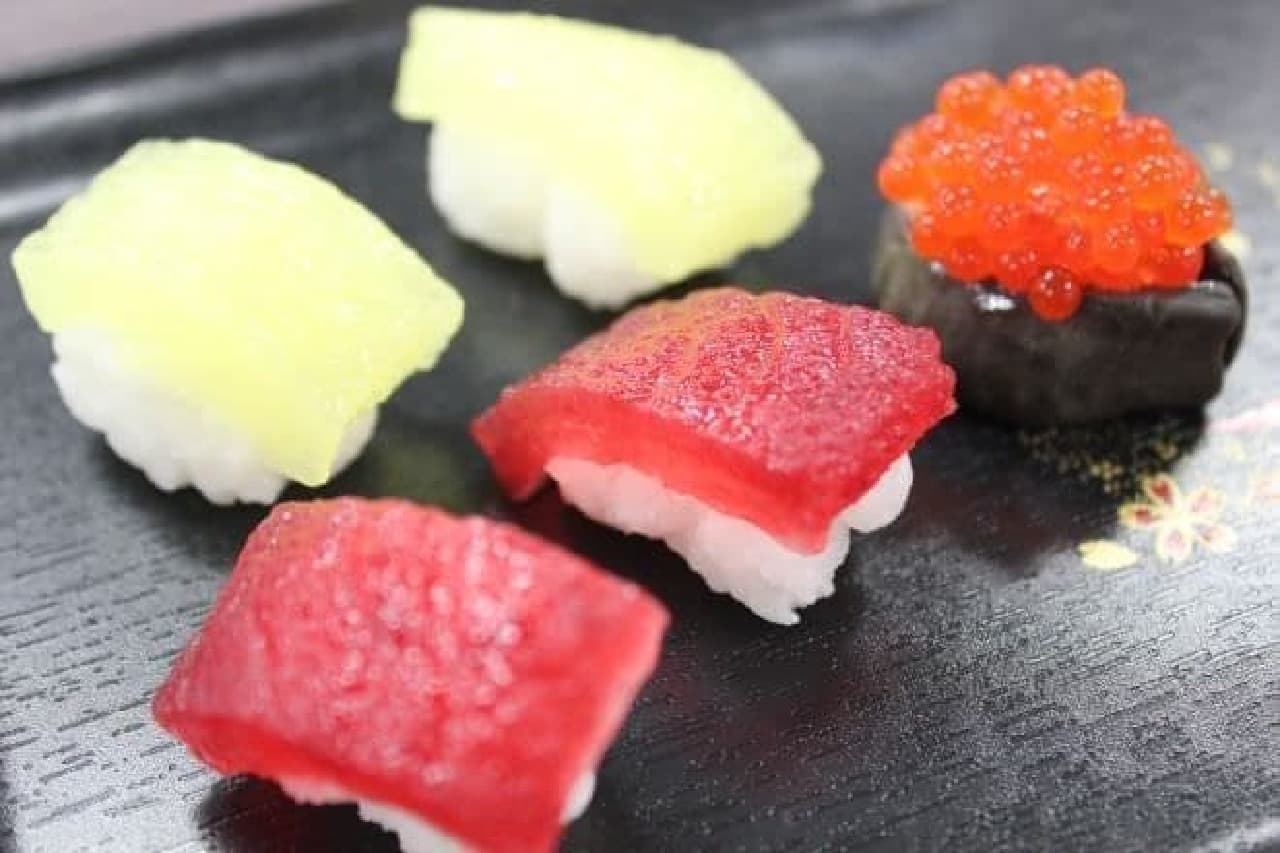 クラシエから販売されている知育菓子ポッピンクッキン・シリーズの「たのしいおすしやさん」で作った寿司