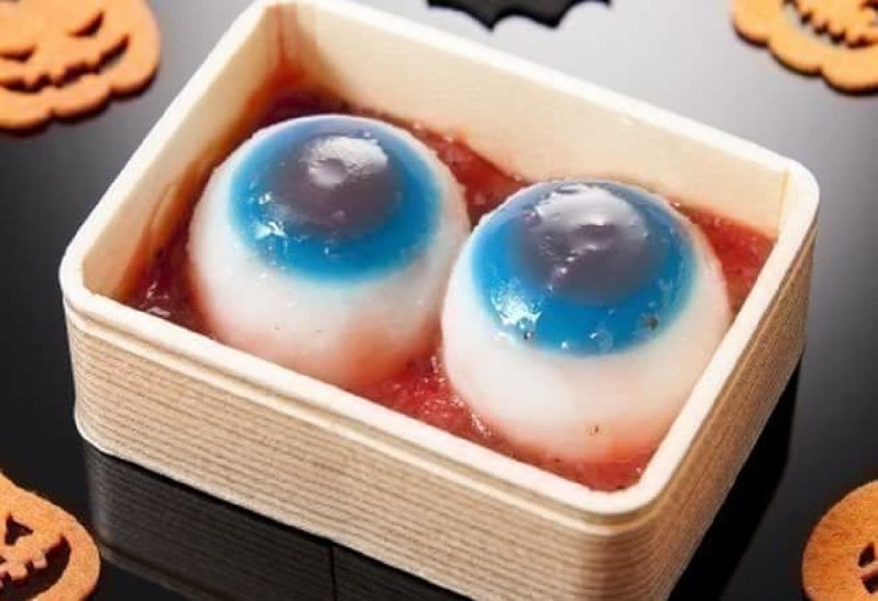 "Mizume Manju" is a sweet that is an arrangement of the traditional Japanese confectionery "Mizumanju" with the motif of the eyeball.