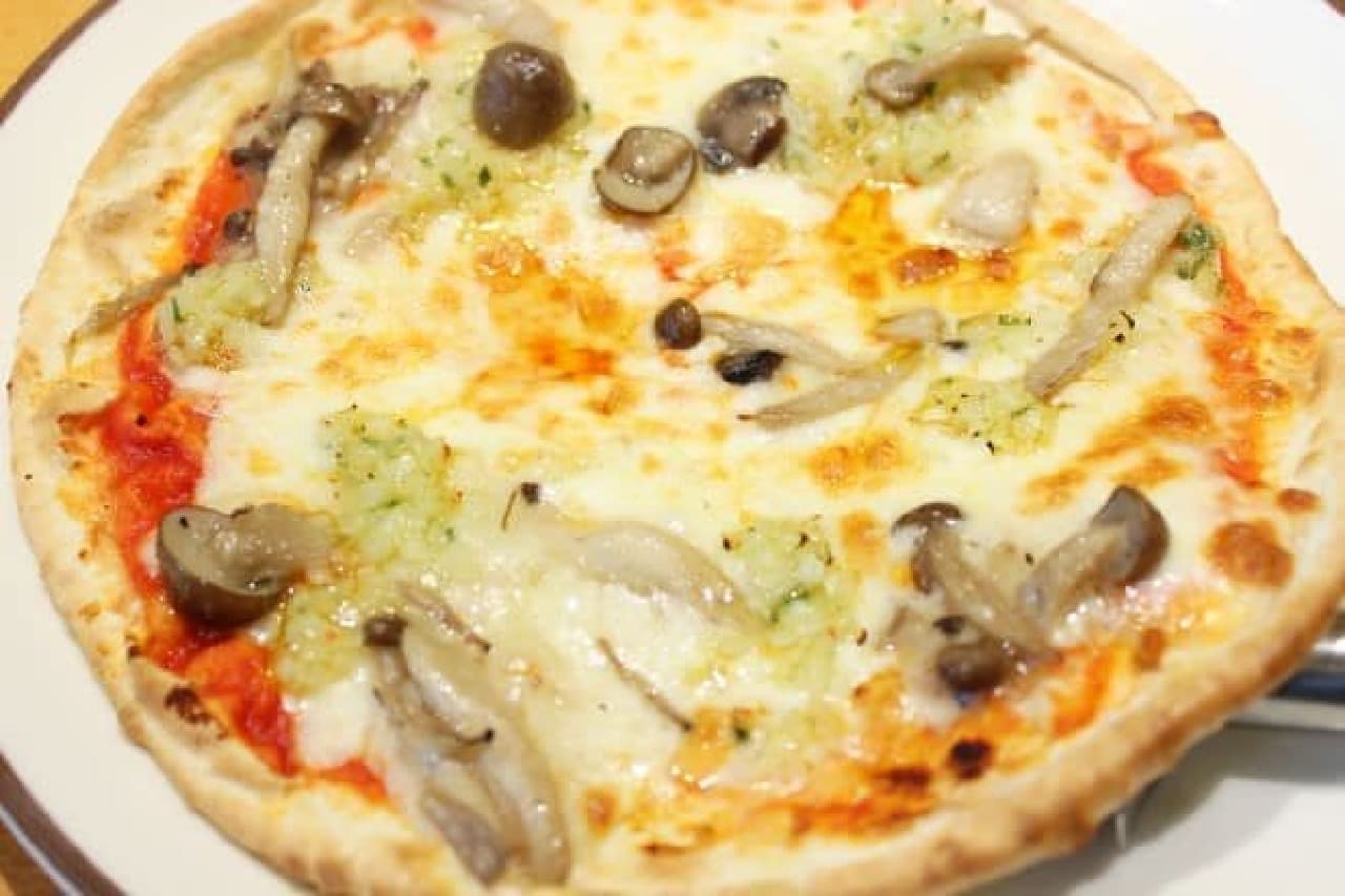 サイゼリヤの「野菜ときのこのピザ」
