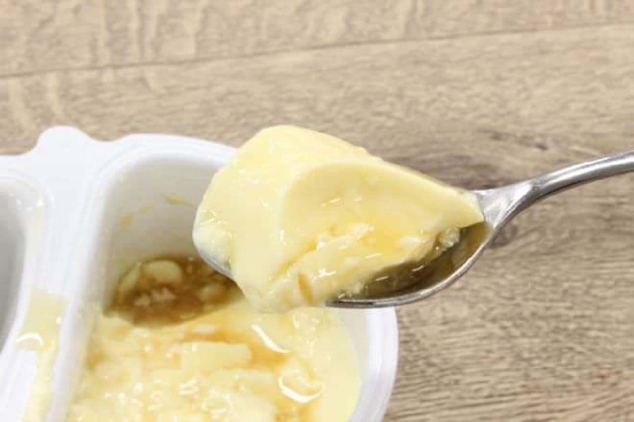 「森永ホットケーキ風プリン」は、小麦とバターの風味が香るホットケーキ風プリンに、メープルシロップ風ソースを合わせたスイーツ
