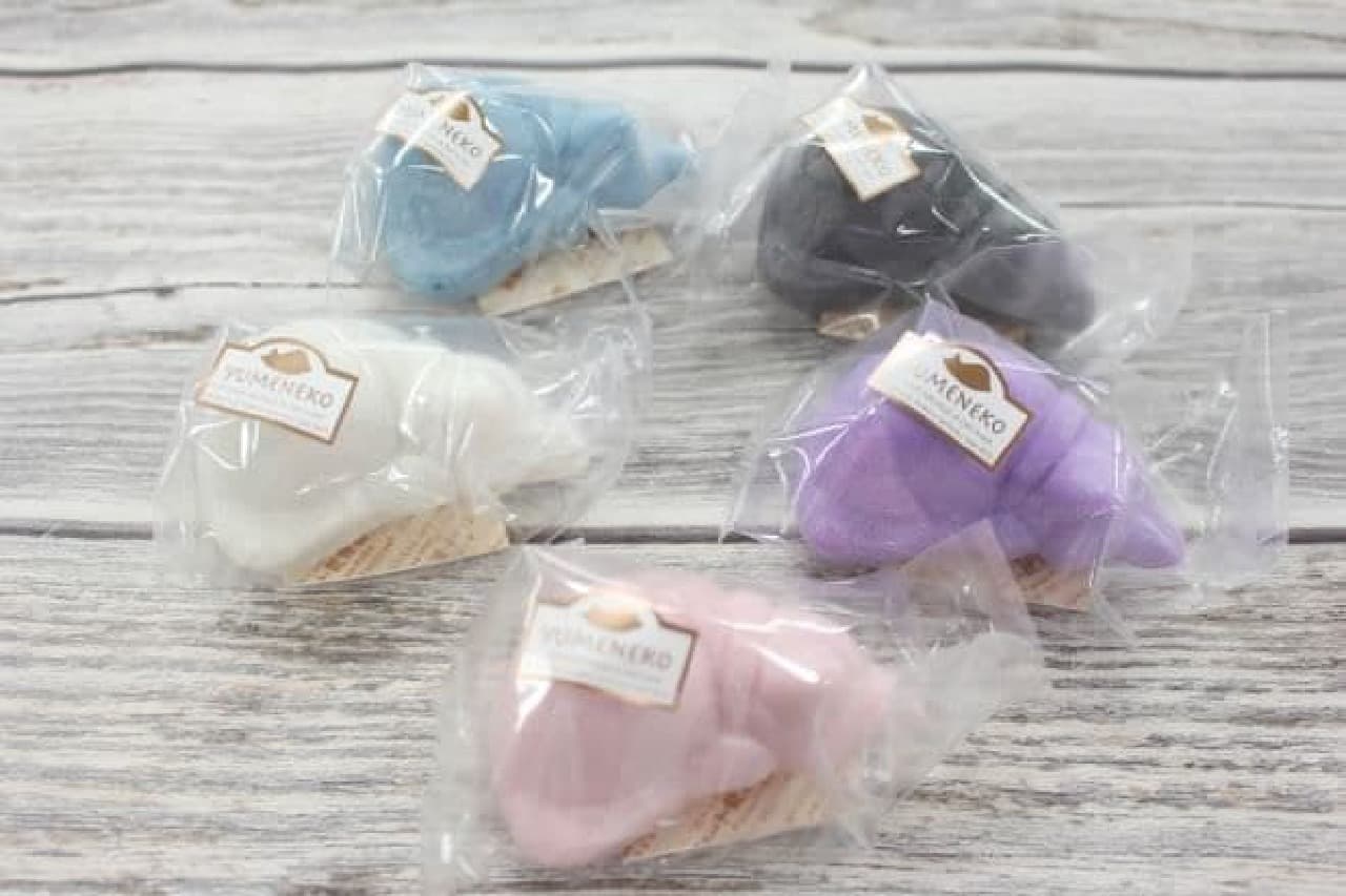 "Yumeneko" is a sweet that contains freshly roasted fragrant almonds and caramel in five colorful cats.