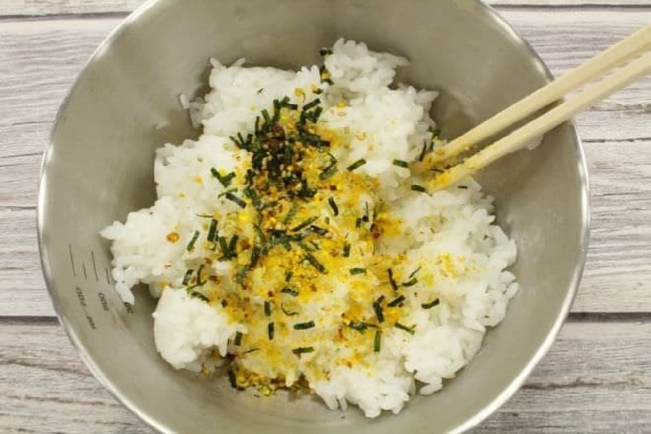 Mixing "Noritama" with white rice