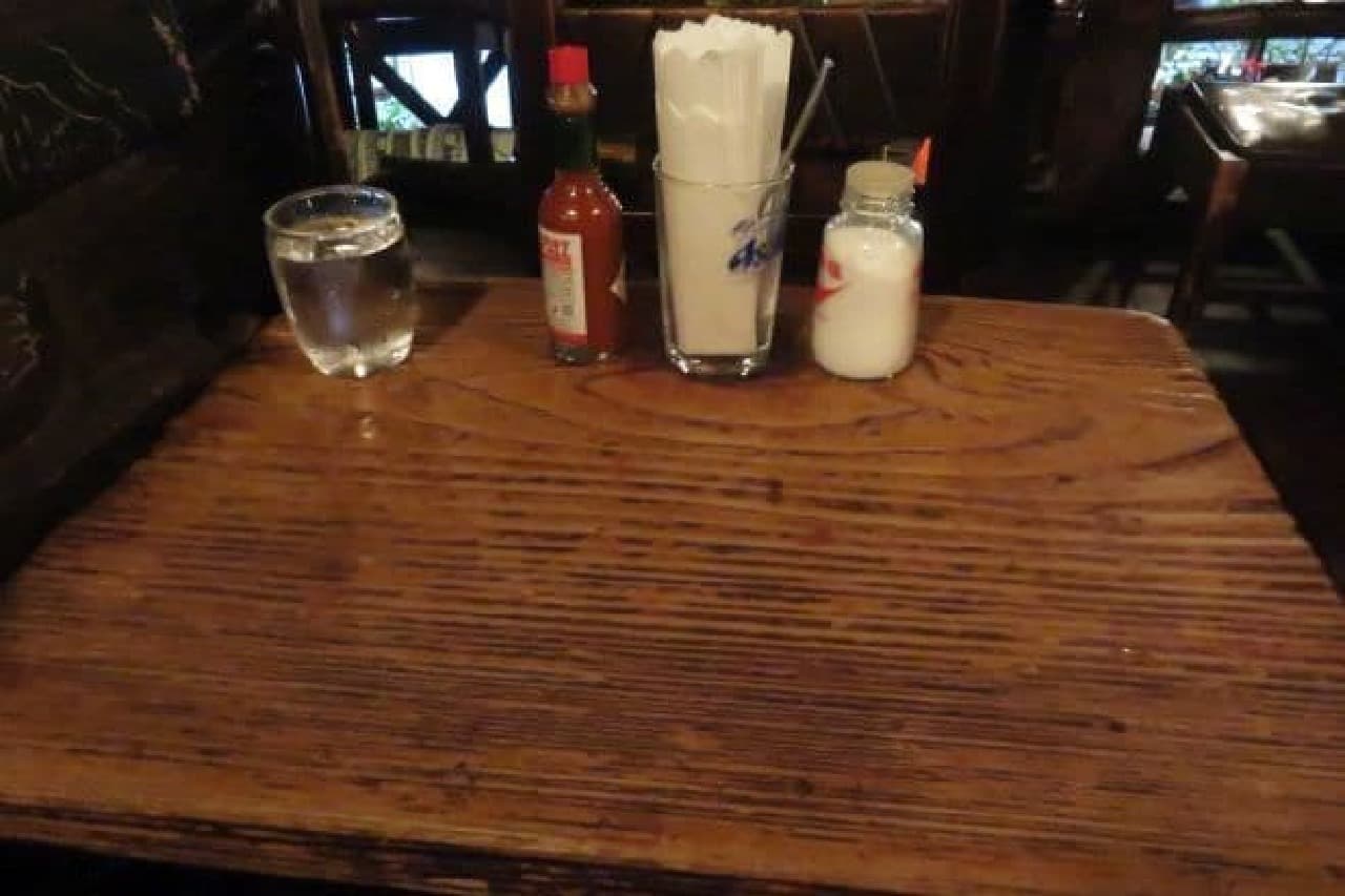 老舗喫茶店「さぼうる」のテーブル
