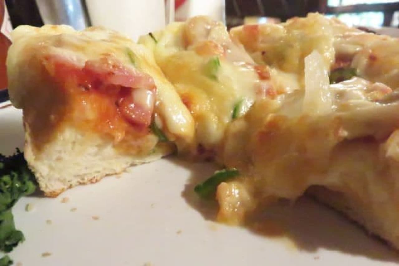 ピザトーストは、厚切りのパンにたっぷりのチーズが使用された一品