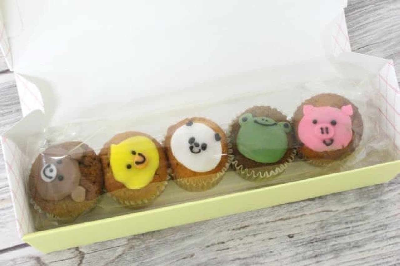 "Baked ZOO" is a handmade cupcake set with lively decorations.