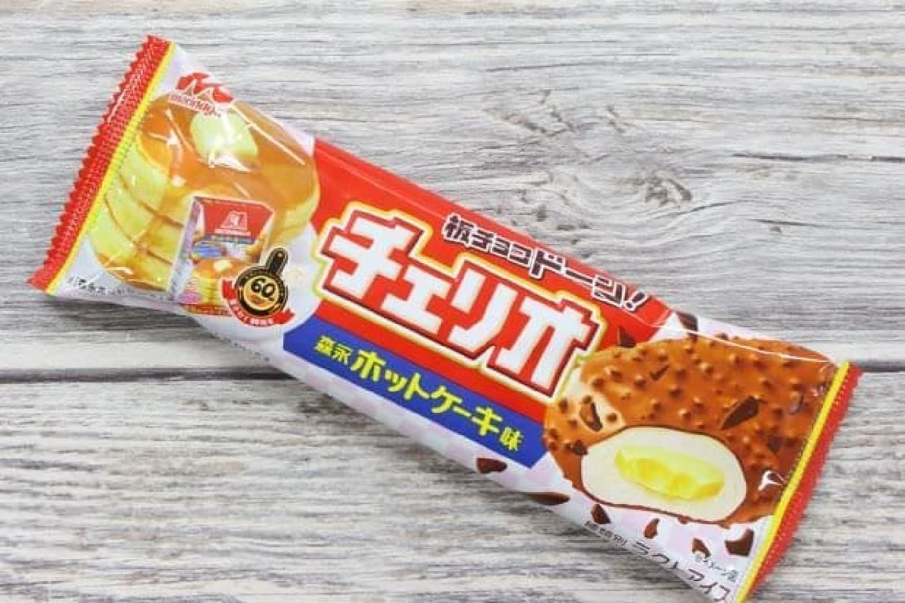 "Morinaga Hot Cake" is a hot cake-flavored ice cream wrapped in custard-flavored chocolate bar coated with maple-flavored chocolate.
