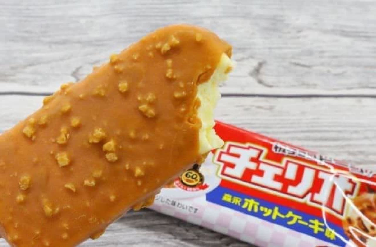 "Morinaga Hot Cake" is a hot cake-flavored ice cream wrapped in custard-flavored chocolate bar coated with maple-flavored chocolate.