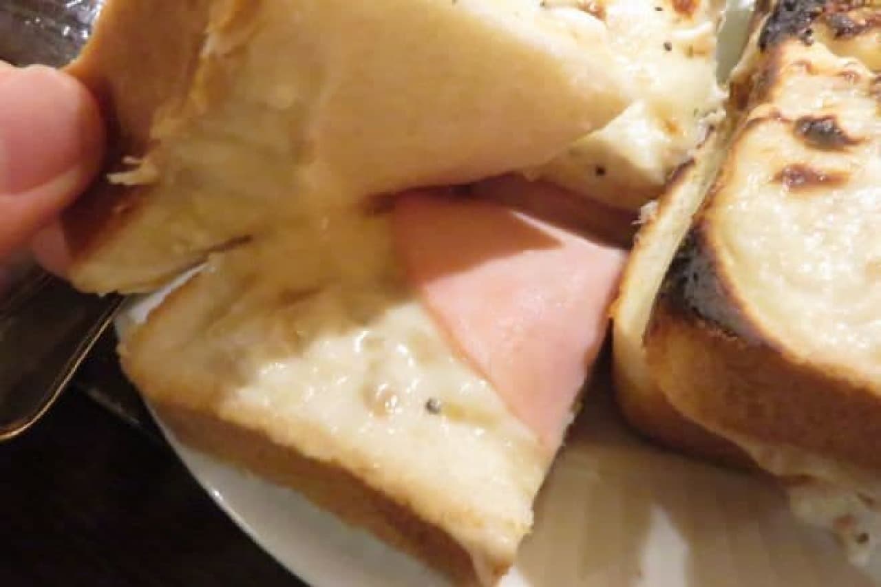 「グラタントースト」はハムとゴーダチーズを挟んだパンに手作りのホワイトソースをたっぷりのせて焼き上げられた一品