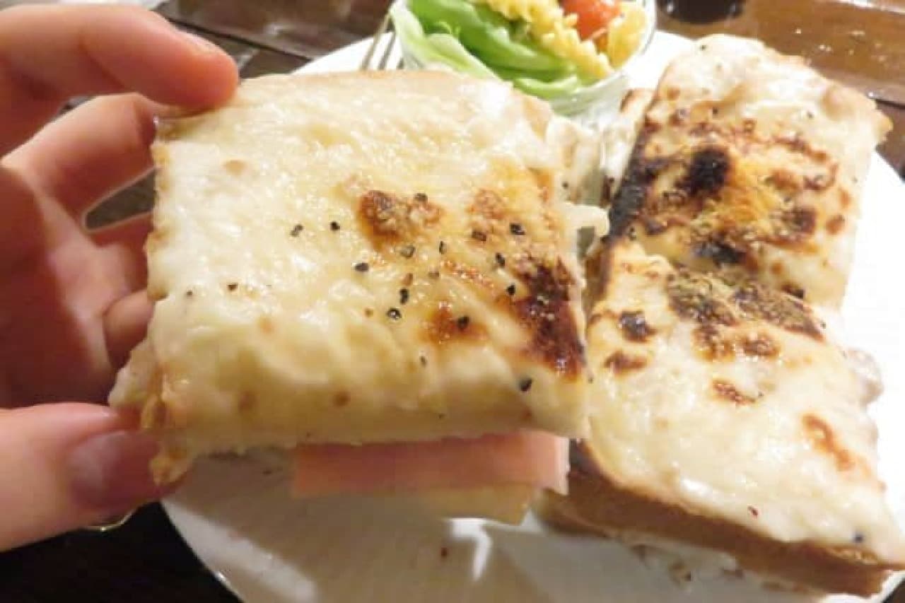 "Gratin toast" is a dish baked with plenty of handmade white sauce on bread sandwiched between ham and Gouda cheese.