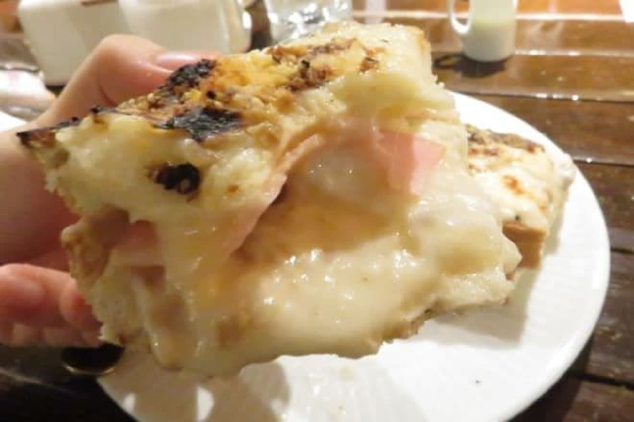 "Gratin toast" is a dish baked with plenty of handmade white sauce on bread sandwiched between ham and Gouda cheese.
