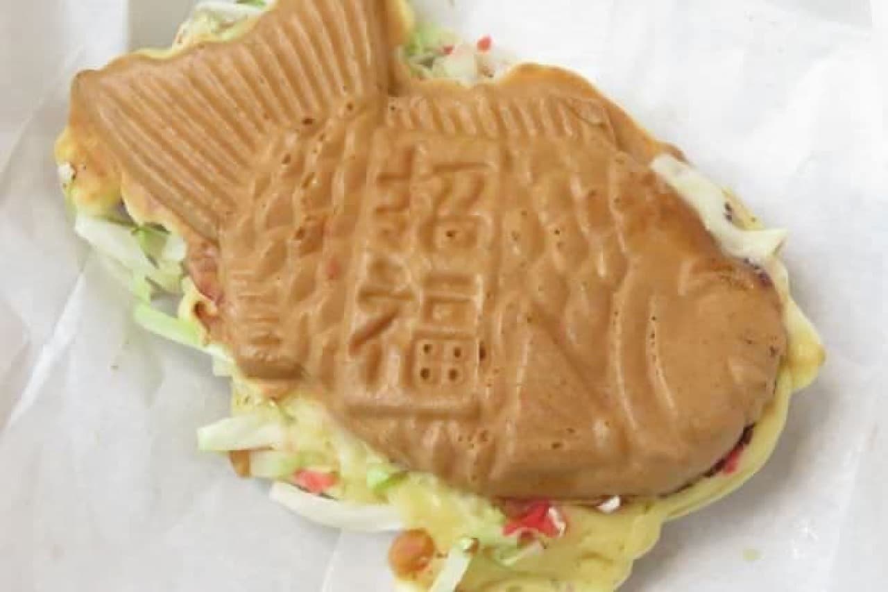 "Oshiki Taiyaki" is a fluffy dough sandwiched with special bacon, original sauce, and fresh cabbage.