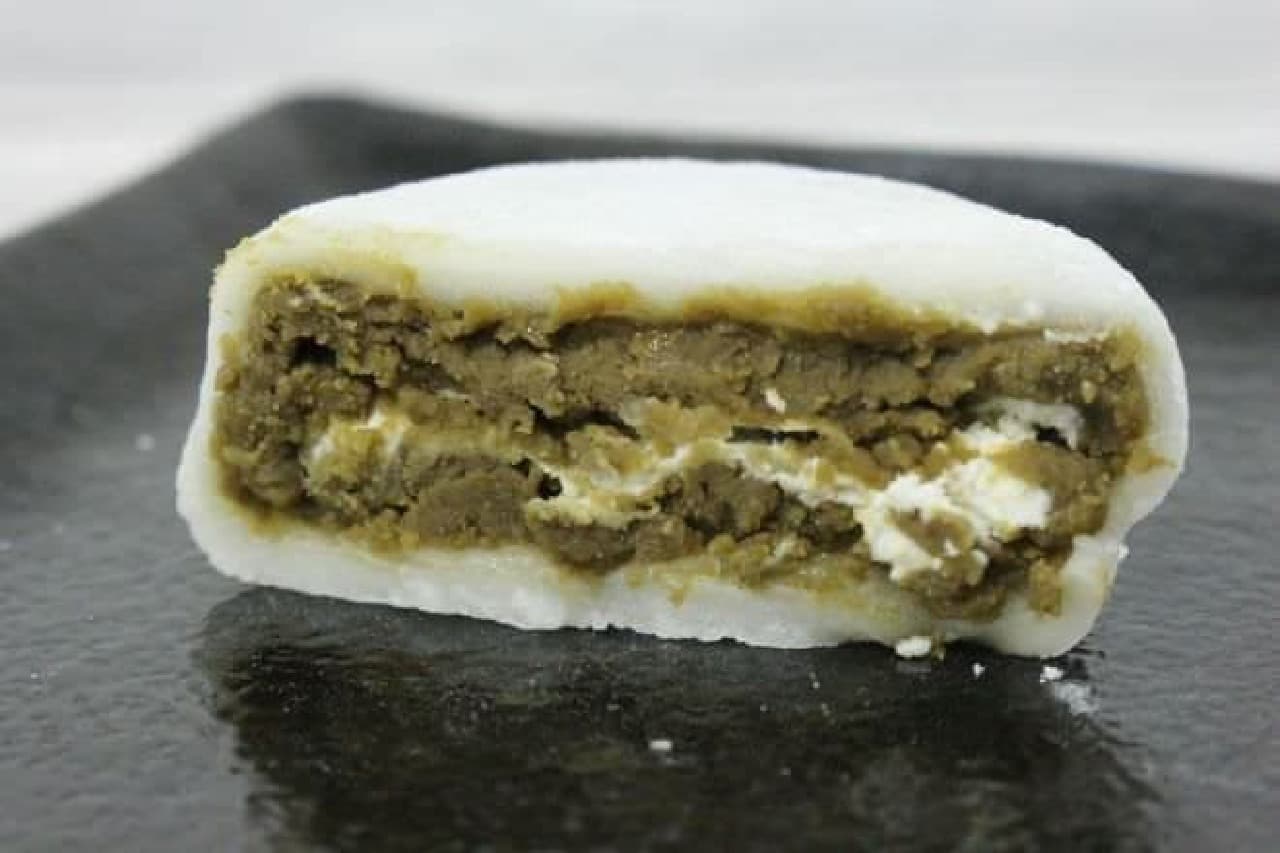 "Kaga Hojicha Pure Cream Daifuku" is made from "Kaga Hojicha" and wrapped in mochi dough with pure cream.
