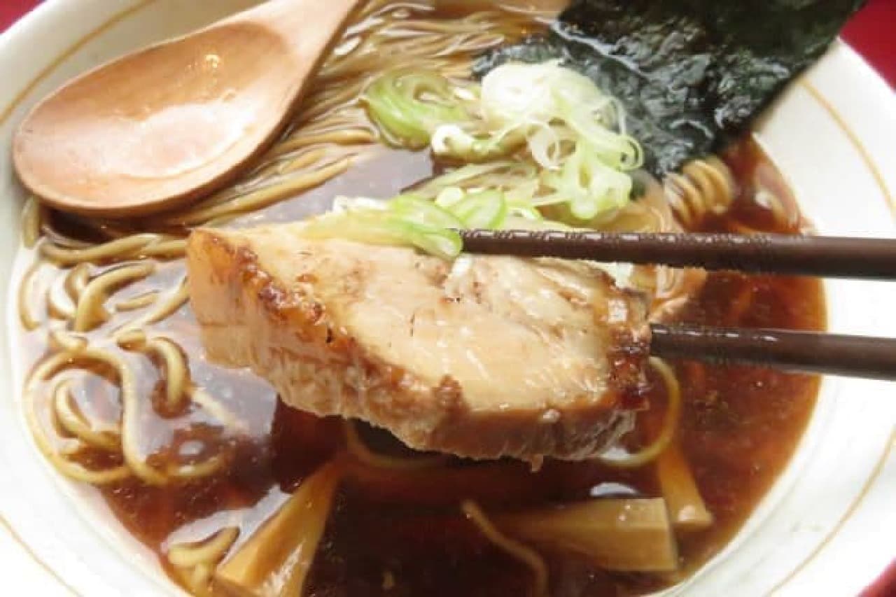 Rose char siu is made by slowly cooking Italian whey pork ribs in soup, soaking it in salty soy sauce, and grilling it fragrantly.