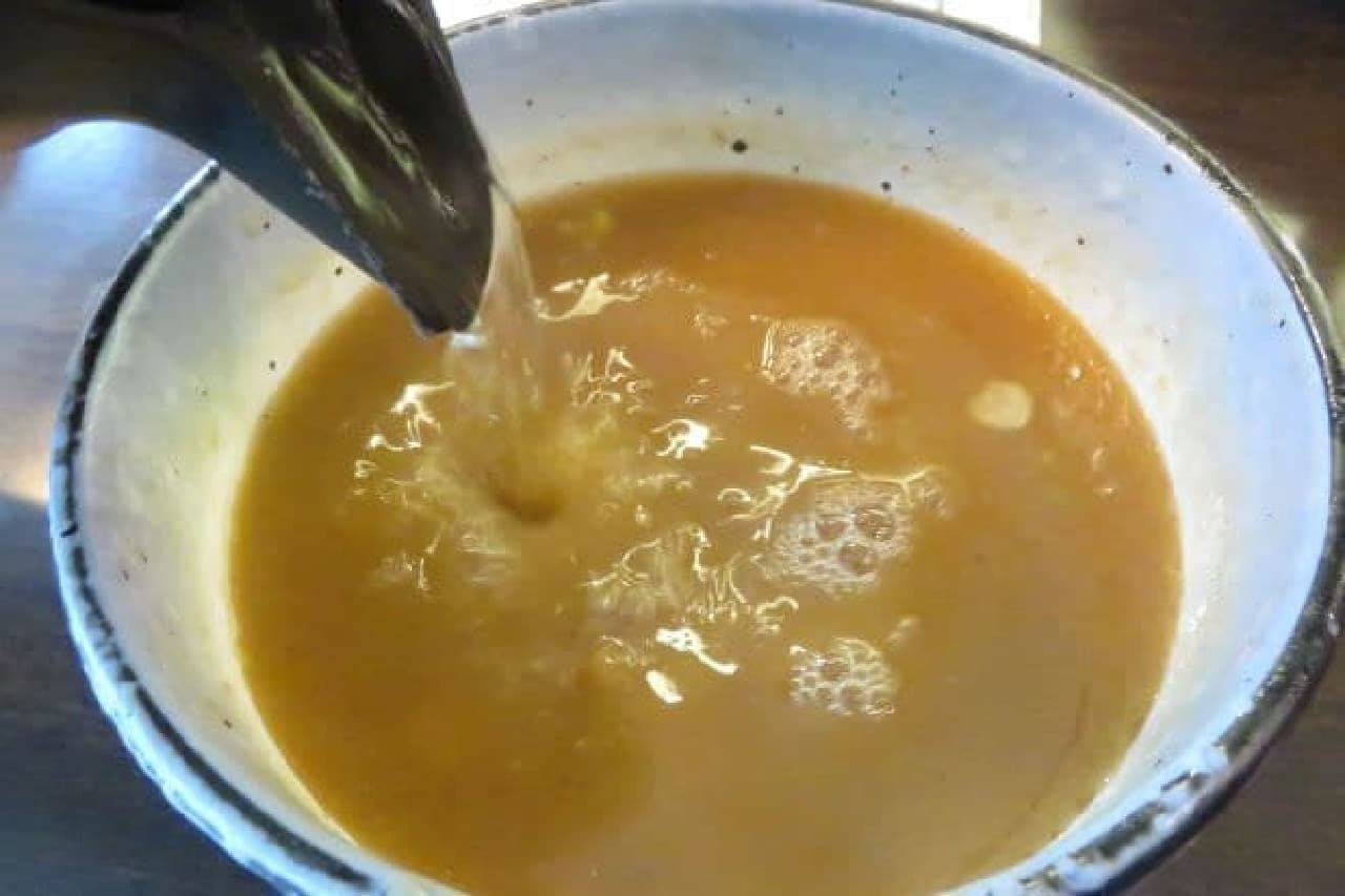 「つけそば 麺彩房」の「特製つけそば」のスープ