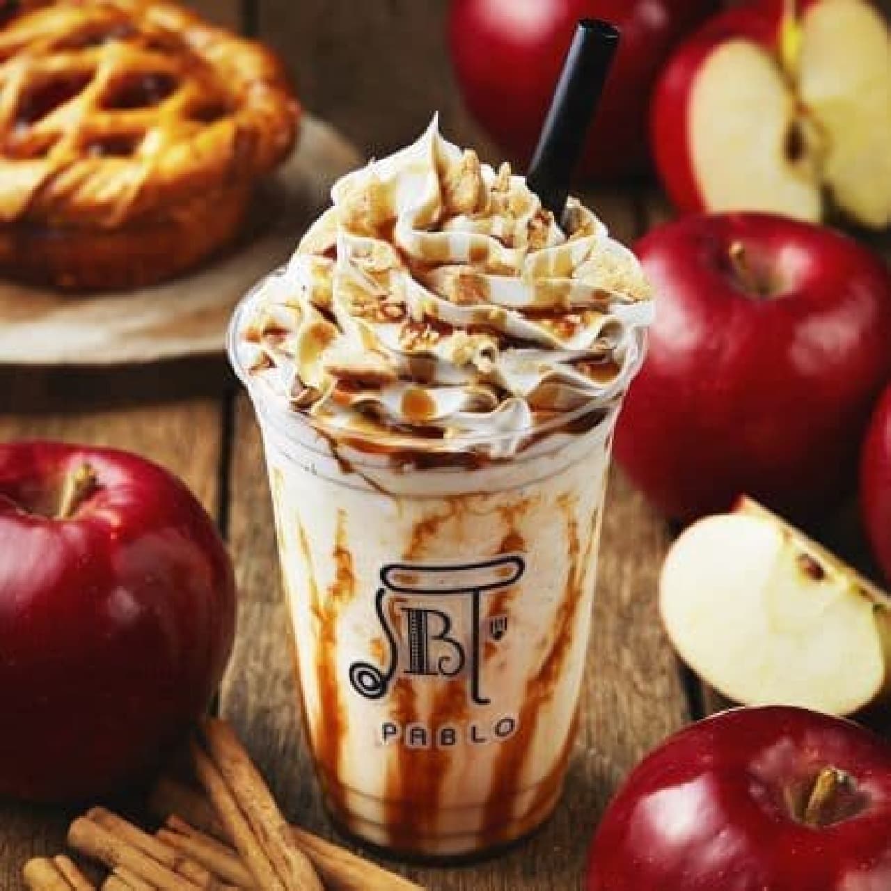 "Pablo Smoothie Apple Pie" is a smoothie with the image of an apple pie.