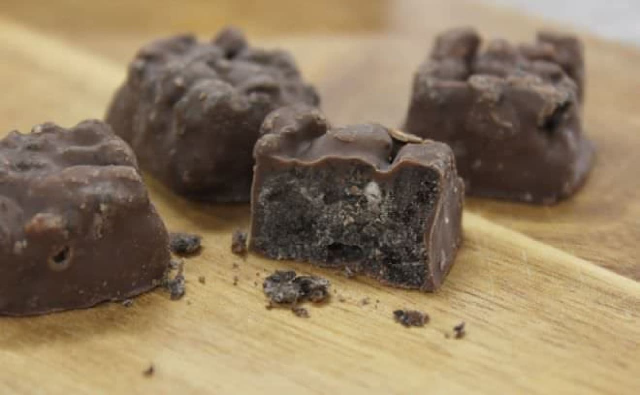"Black Thunder Pretty Style" is a cube-sized black thunder developed for women that can be eaten in one bite.