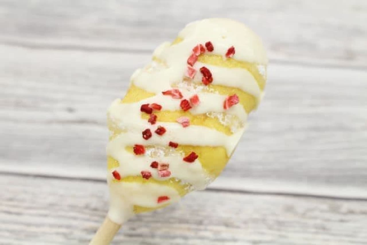 Milky ribbon topped with white chocolate and dried strawberries