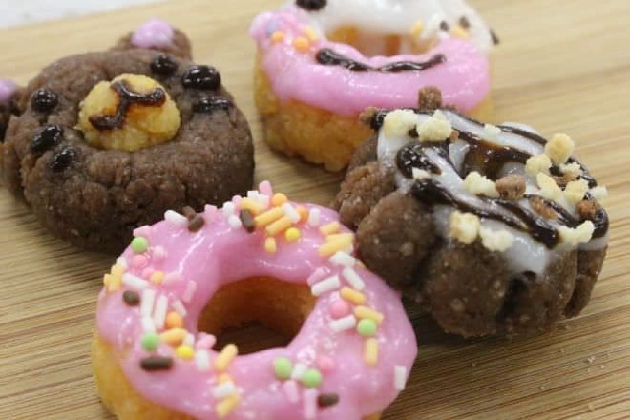 "Let's make and eat! Donuts" is a set that allows you to make donuts that look exactly like the real thing (4 in a box).