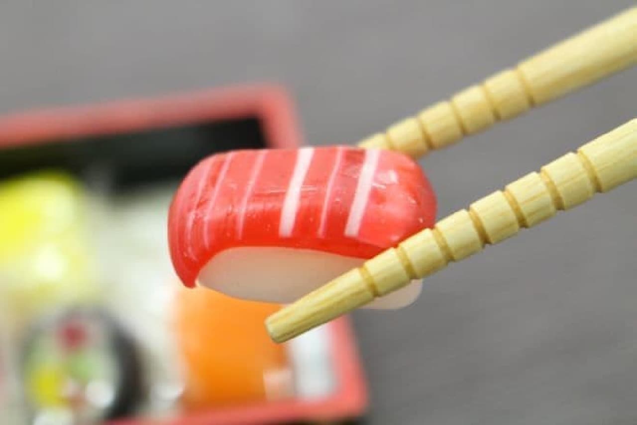 「すし折飴」は寿司桶に入れられたお寿司のようなデザインの飴