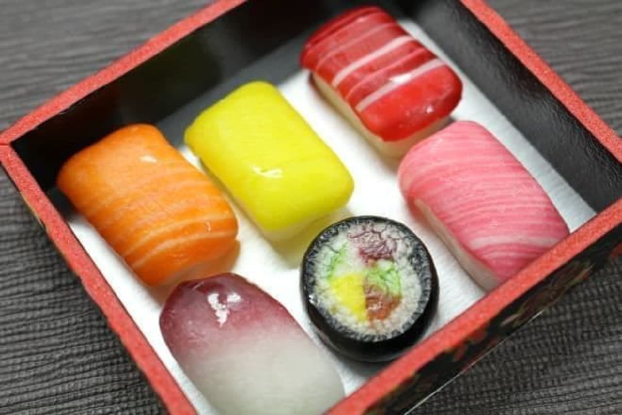 「すし折飴」は寿司桶に入れられたお寿司のようなデザインの飴