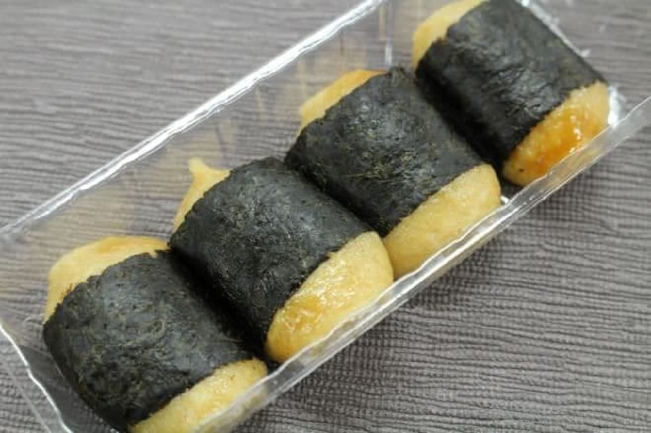"Cheese Isobe Mochi (using seaweed from Ariake Sea)" is a Japanese-Western eclectic isobe mochi with cheese filling wrapped in flavorful mochi and wrapped in seaweed.