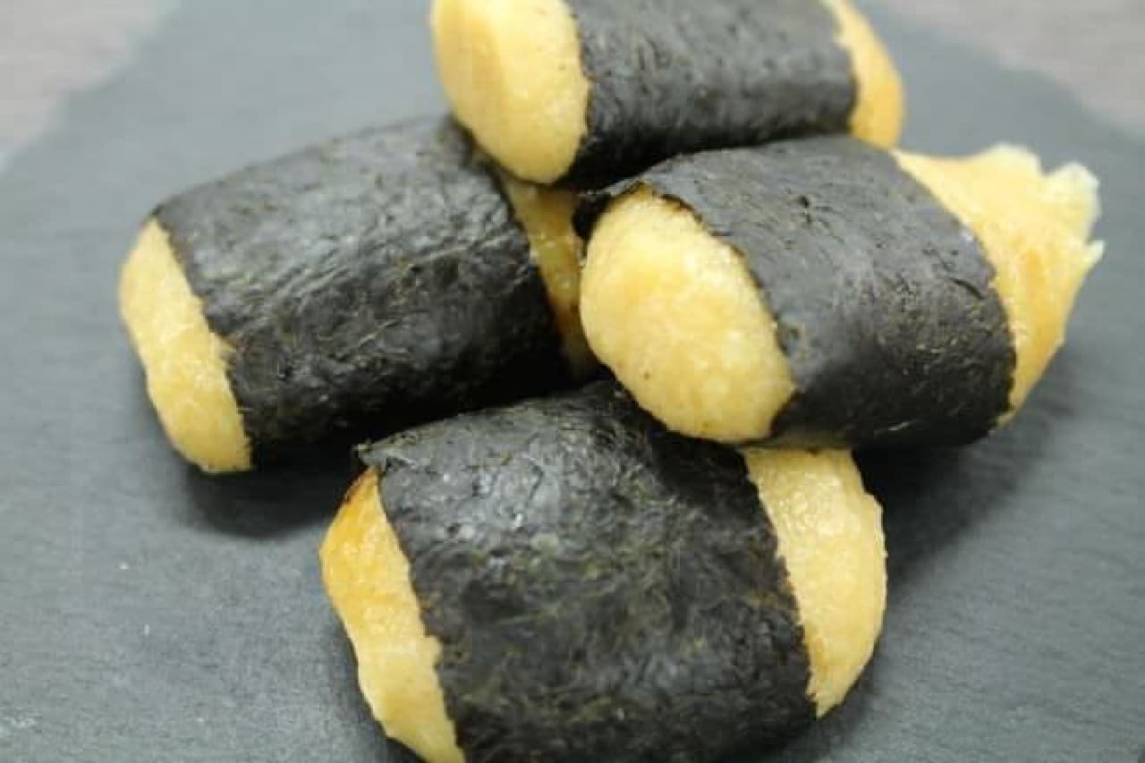 "Cheese Isobe Mochi (using seaweed from Ariake Sea)" is a Japanese-Western mixed mochi made by wrapping cheese filling in flavorful mochi and wrapping it in seaweed.
