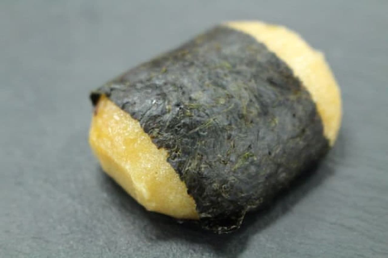 "Cheese Isobe Mochi (using seaweed from Ariake Sea)" is a Japanese-Western eclectic isobe mochi with cheese filling wrapped in flavorful mochi and wrapped in seaweed.