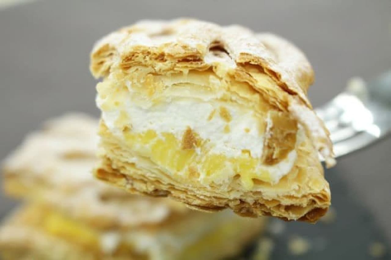 "Butter-scented custard & whipped pie" is a sweet made by sandwiching custard cream and rich whipped cream with pie dough.