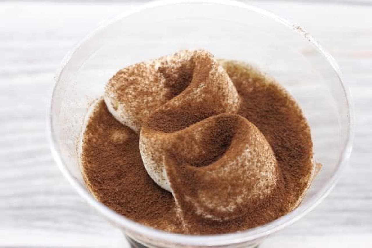 「ティラミスコーヒーゼリー」は、コーヒーゼリーの上に、北海道産マスカルポーネ仕立てのティラミスムースが重ねられたスイーツ
