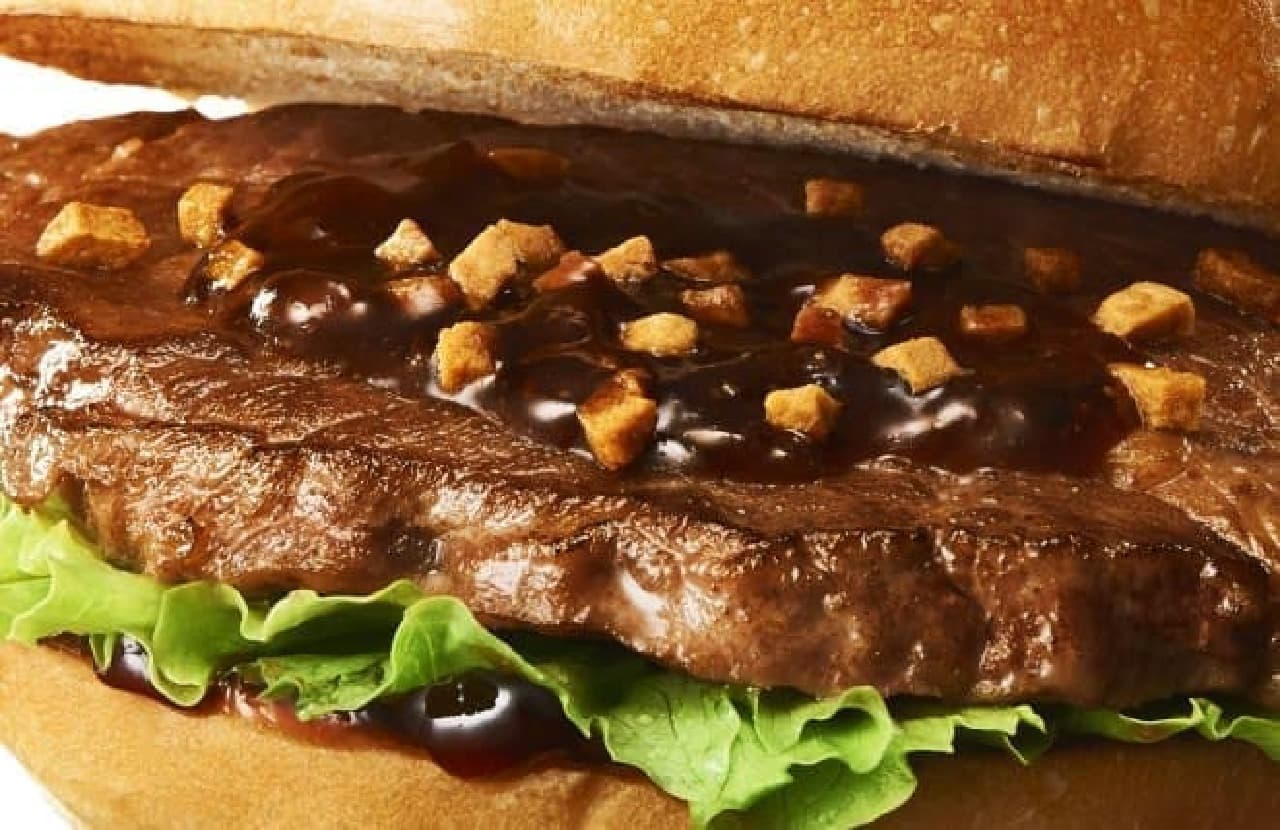 Lotteria "Hamidashi Steak Burger"