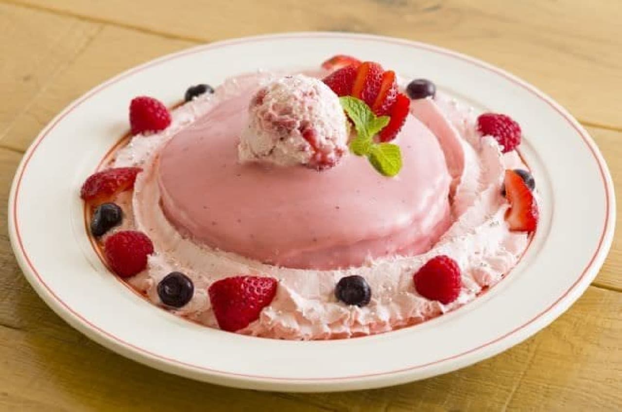 "Triple Berry Leaspancake" is a pancake with a cute design that makes whipped cream look like a wreath.