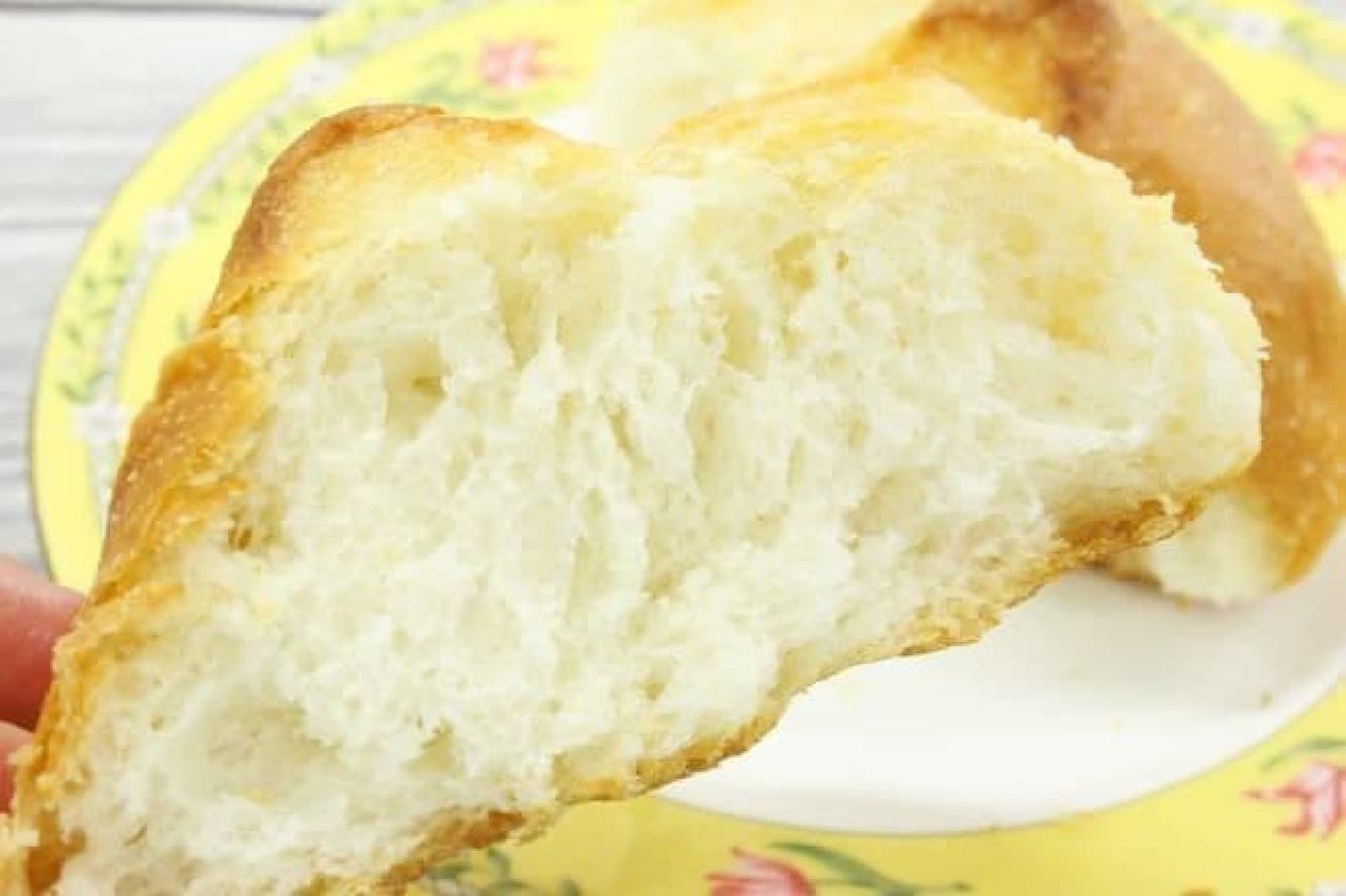 自慢のソフトフランス生地に、ひんぎゃの塩とバターをトッピングしたロングセラー商品「塩バターパン」