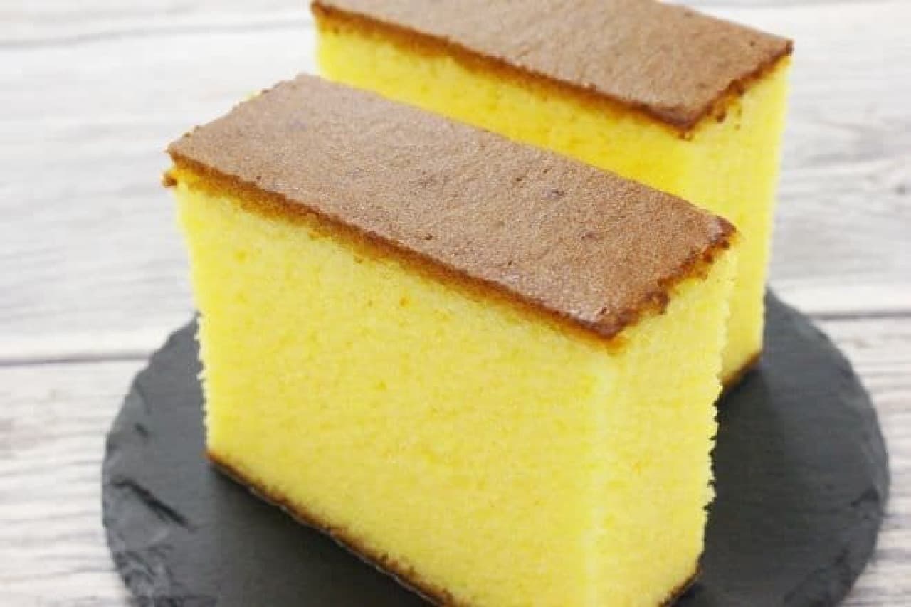 "Yuzu Castella" is a castella that is softly baked with the addition of yuzu juice.
