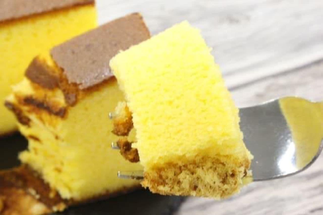 "Yuzu Castella" is a castella that is fluffy baked with the addition of yuzu juice.