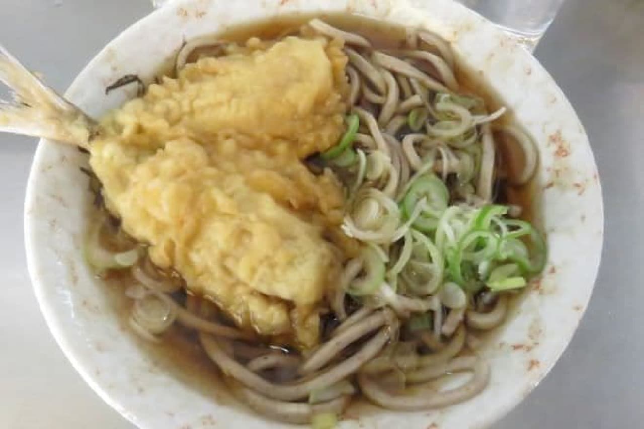 "Ajiten Soba" of "Countryside Soba Kasai" is a combination of countryside soba and horse mackerel.