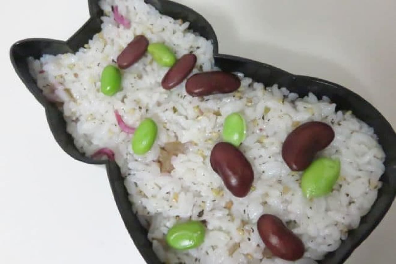 "Ya" is a lunch box that is conscious of refreshingly healthy plum jako bean rice and side dishes that women are pleased with.