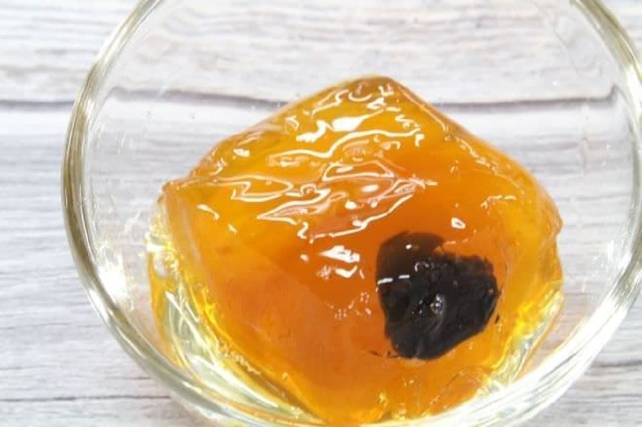 As the name suggests, "Mogi's Biwa Jelly" is a dish that uses everything from loquat seeds to leaves.